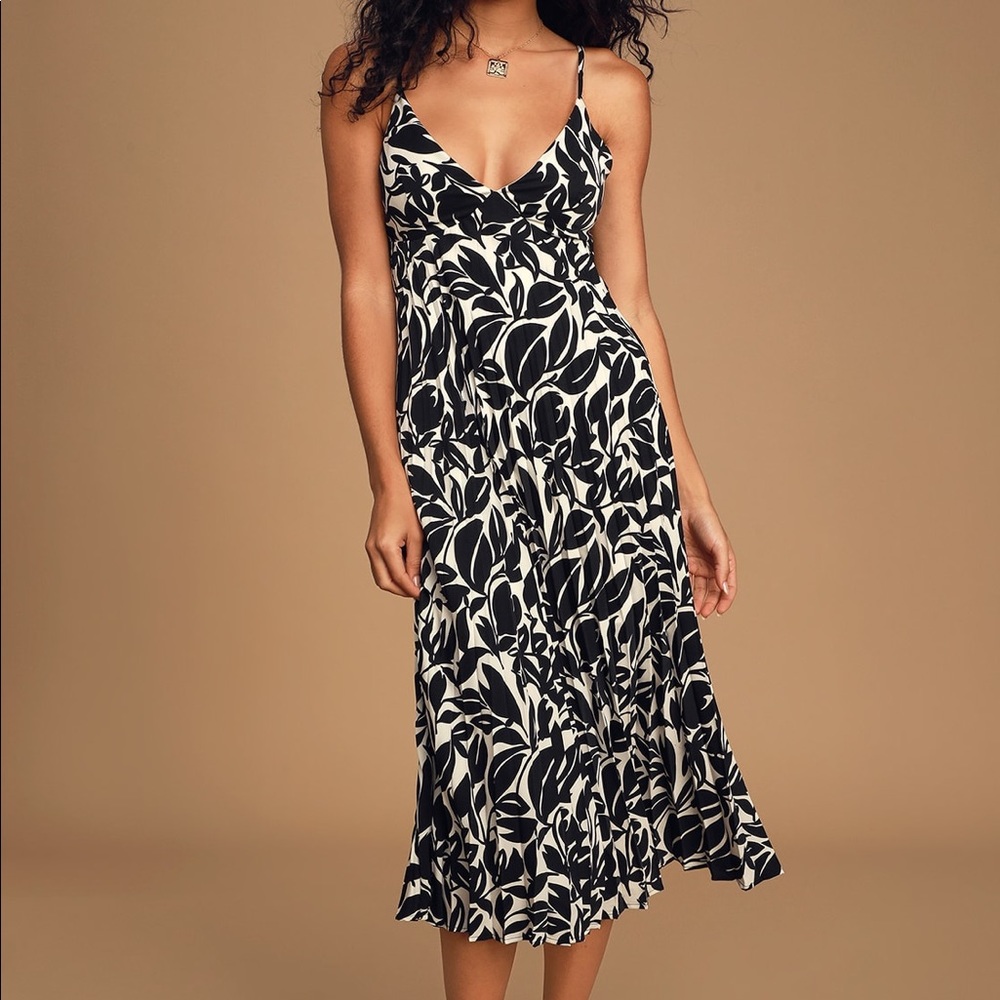 NWT Lulus Floral Print Pleated Midi Dress